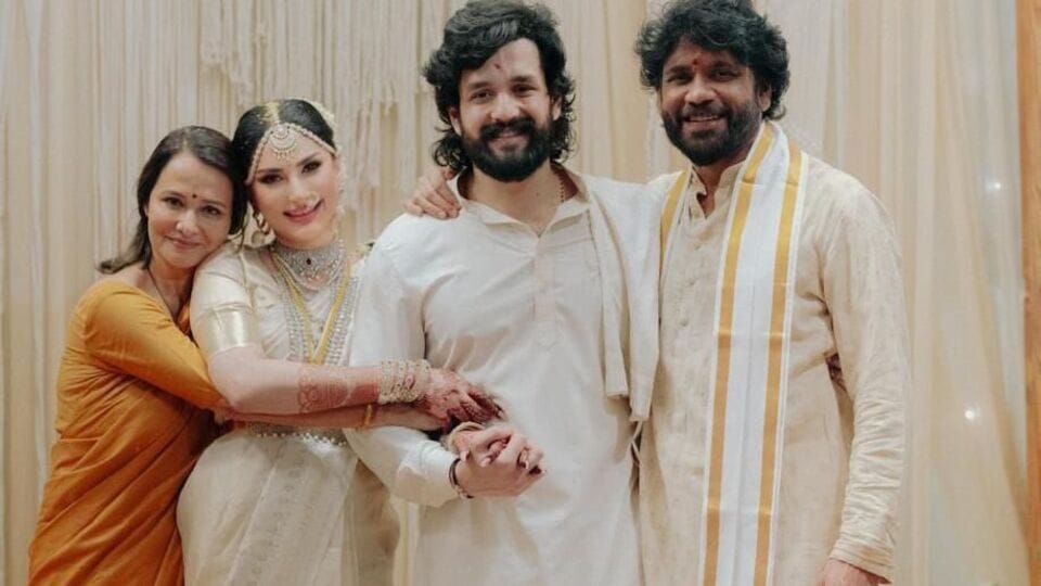 అఖిల్ అక్కినేని పెళ్లి ఫోటోలు షేర్ చేసిన నాగార్జున.. అంతులేని ఆనందంలో అమల అఖిల్ అక్కినేని పెళ్లి ఫోటోలు షేర్ చేసిన నాగార్జున.. అంతులేని ఆనందంలో అమల