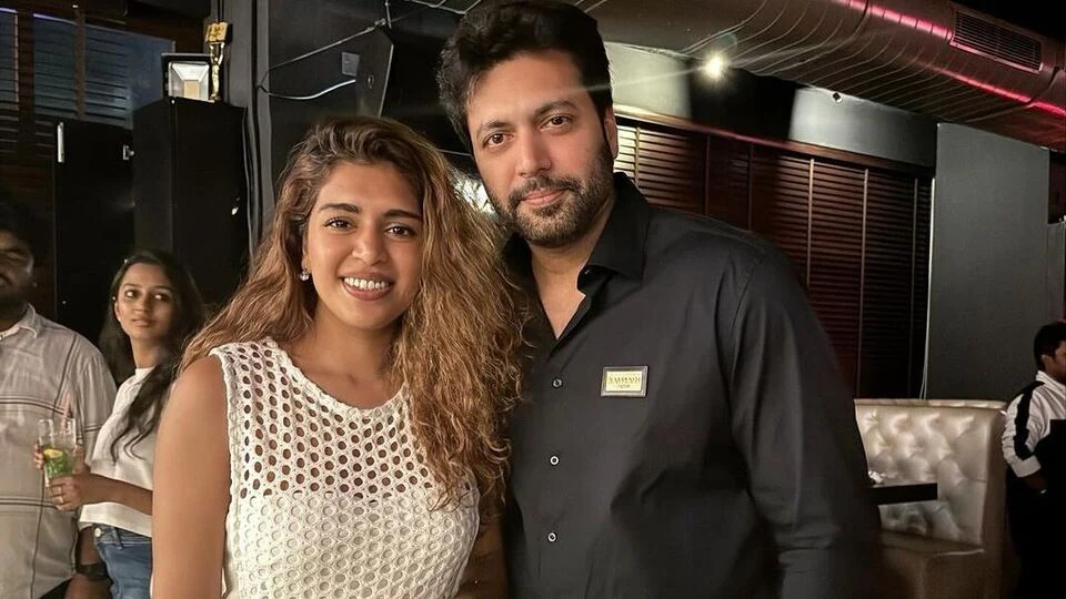 జయం రవి గర్ల్ఫ్రెండ్ ప్రెగ్నెంటా? ఆ వైరల్ ఫోటోపై స్పందించిన కెనిషా.. జయం రవి గర్ల్ఫ్రెండ్ ప్రెగ్నెంటా? ఆ వైరల్ ఫోటోపై స్పందించిన కెనిషా..