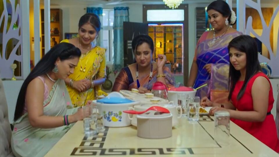 నిన్ను కోరి సీరియల్ టుడే ఎపిసోడ్ జూన్ 11: దుష్టత్రయానికి అదిరిపోయే ట్విస్ట్.. ఒకరికొకరు తినిపించుకున్న చంద్ర, విరాట్ నిన్ను కోరి సీరియల్ టుడే ఎపిసోడ్ జూన్ 11: దుష్టత్రయానికి అదిరిపోయే ట్విస్ట్.. ఒకరికొకరు తినిపించుకున్న చంద్ర, విరాట్