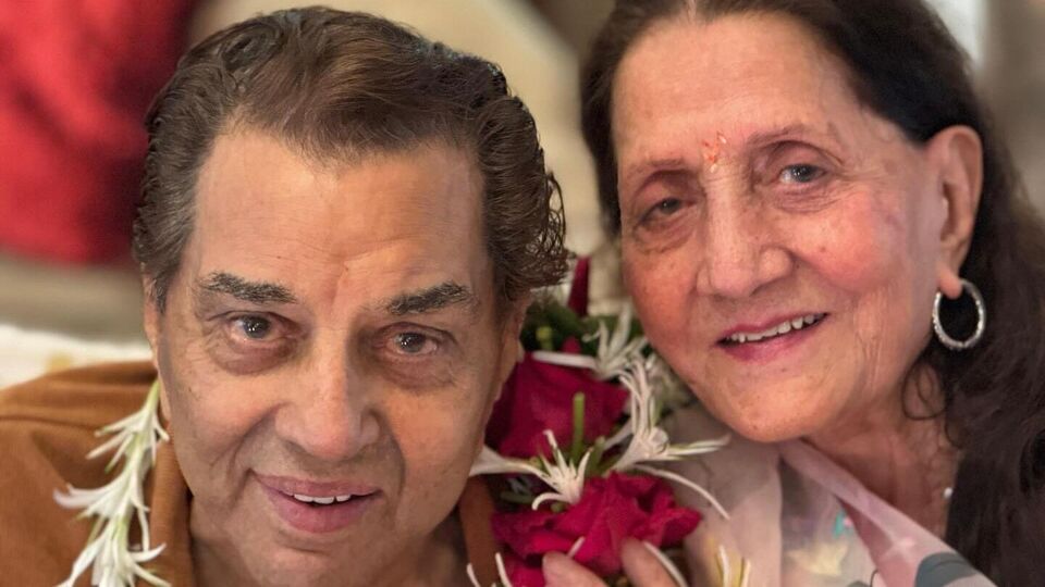 మొదటి భార్యతో 71వ పెళ్లి రోజు జరుపుకున్న బాలీవుడ్ సీనియర్ హీరో ధర్మేంద్ర మొదటి భార్యతో 71వ పెళ్లి రోజు జరుపుకున్న బాలీవుడ్ సీనియర్ హీరో ధర్మేంద్ర