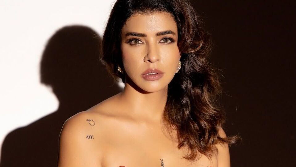 పాకిస్థాన్ నటీనటులను నిషేధించడంపై లక్ష్మీ మంచు షాకింగ్ కామెంట్స్.. కళను ఎందుకు రాజకీయం చేస్తారంటూ.. పాకిస్థాన్ నటీనటులను నిషేధించడంపై లక్ష్మీ మంచు షాకింగ్ కామెంట్స్.. కళను ఎందుకు రాజకీయం చేస్తారంటూ..
