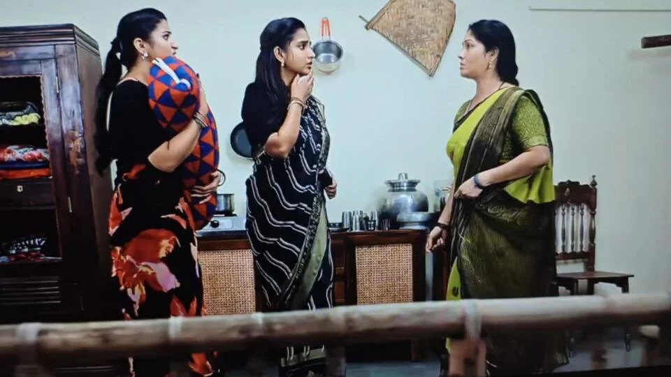 బ్రహ్మముడి జూన్ 26 ఎపిసోడ్: రౌడీ తల బద్దలు కొట్టిన కావ్య- స్వప్న కావ్యలను కాపాడిన రేవతి- అపర్ణతో గతం- నిజం వినేసిన రాజ్ బ్రహ్మముడి జూన్ 26 ఎపిసోడ్: రౌడీ తల బద్దలు కొట్టిన కావ్య- స్వప్న కావ్యలను కాపాడిన రేవతి- అపర్ణతో గతం- నిజం వినేసిన రాజ్