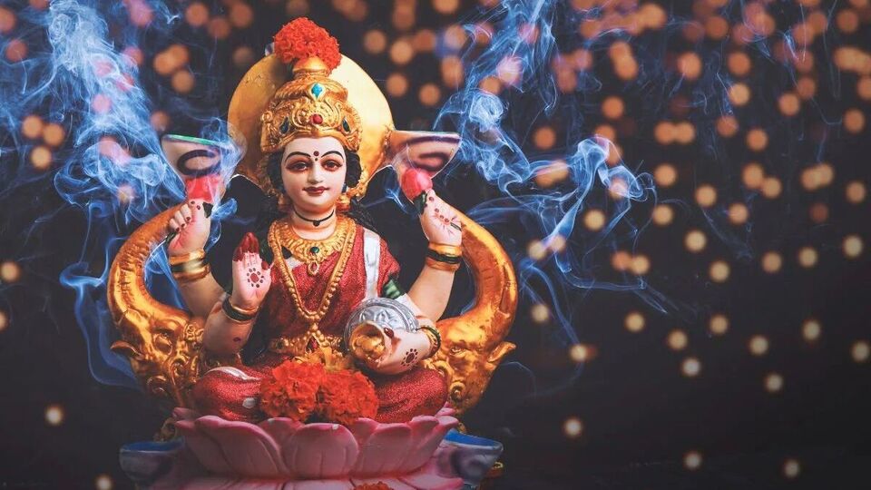 సూర్యాస్తమయం తర్వాత ఇంటికి ఈ మూడు వస్తువులు తెచ్చుకోండి: ధనవృద్ధికి, లక్ష్మీదేవి అనుగ్రహానికి! సూర్యాస్తమయం తర్వాత ఇంటికి ఈ మూడు వస్తువులు తెచ్చుకోండి: ధనవృద్ధికి, లక్ష్మీదేవి అనుగ్రహానికి!