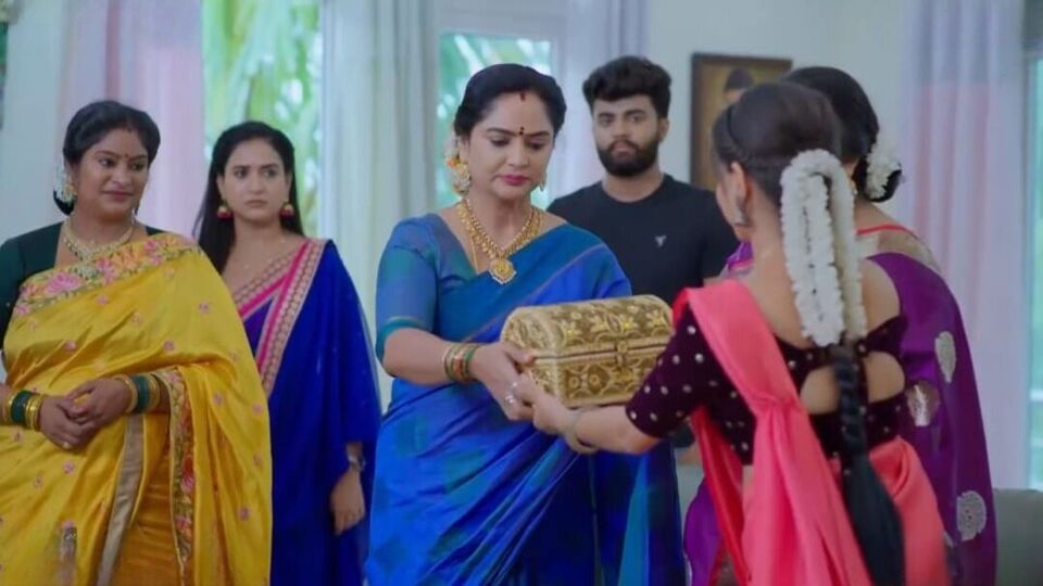 నిన్ను కోరి జూలై 7 ఎపిసోడ్: బయటపడిన విరాట్ ప్రేమ- అమ్మవారి నగలు కొట్టేందుకు శాలిని స్కెచ్- చంద్రకళపై నింద! నిన్ను కోరి జూలై 7 ఎపిసోడ్: బయటపడిన విరాట్ ప్రేమ- అమ్మవారి నగలు కొట్టేందుకు శాలిని స్కెచ్- చంద్రకళపై నింద!