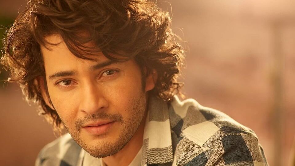 రియల్ ఎస్టేట్ స్కామ్లో మహేశ్ బాబుకు లీగల్ నోటీసులు.. బ్రాండ్ అంబాసిడర్గా సూపర్ స్టార్ ఎన్ని కోట్లు తీసుకున్నాడంటే? రియల్ ఎస్టేట్ స్కామ్లో మహేశ్ బాబుకు లీగల్ నోటీసులు.. బ్రాండ్ అంబాసిడర్గా సూపర్ స్టార్ ఎన్ని కోట్లు తీసుకున్నాడంటే?