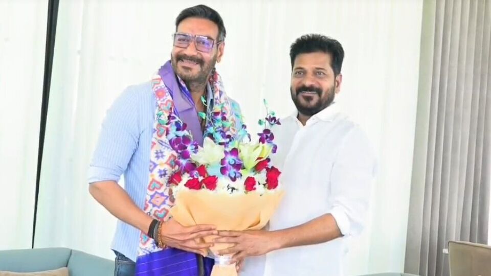 సీఎం రేవంత్ రెడ్డిని కలిసిన బాలీవుడ్ స్టార్ హీరో.. హైదరాబాద్లో స్టూడియో ఏర్పాటు కోసం ప్రయత్నాలు సీఎం రేవంత్ రెడ్డిని కలిసిన బాలీవుడ్ స్టార్ హీరో.. హైదరాబాద్లో స్టూడియో ఏర్పాటు కోసం ప్రయత్నాలు