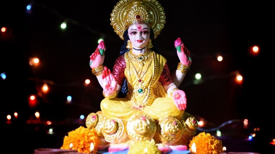 జూలై 10 గురు పౌర్ణమి: లక్ష్మీదేవి అనుగ్రహం కోసం ఈ 4 వస్తువులు ఇంటికి తెచ్చుకోండి! జూలై 10 గురు పౌర్ణమి: లక్ష్మీదేవి అనుగ్రహం కోసం ఈ 4 వస్తువులు ఇంటికి తెచ్చుకోండి!