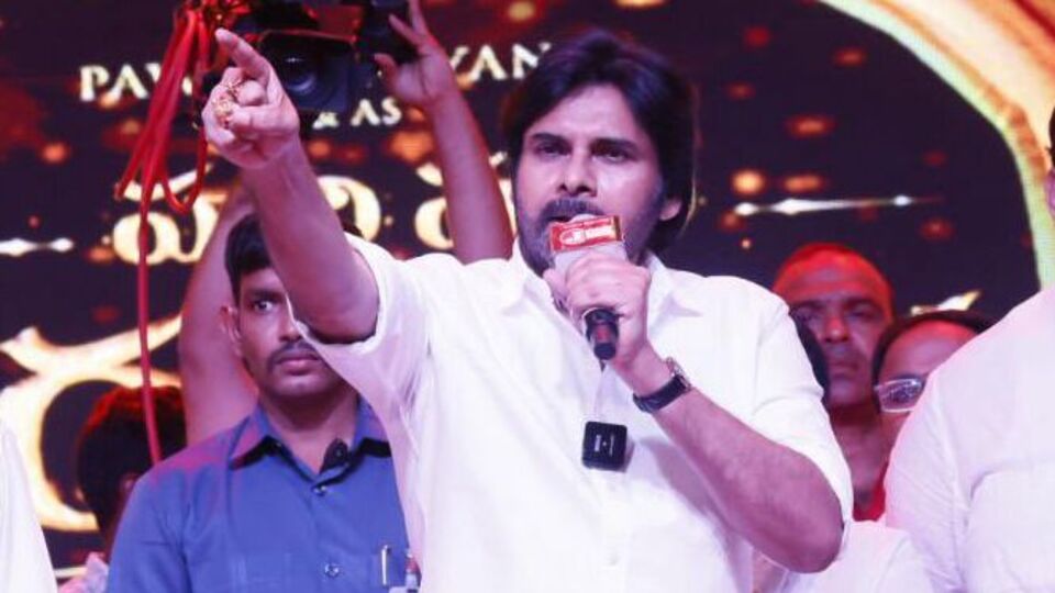 నా దగ్గర ఆయుధాల్లేవు.. గూండాలు లేరు.. అయినా మనల్ని ఎవడ్రా ఆపేది.. ఈ సినిమా డబ్బు కోసం కాదు: పవన్ కల్యాణ్ కామెంట్లు నా దగ్గర ఆయుధాల్లేవు.. గూండాలు లేరు.. అయినా మనల్ని ఎవడ్రా ఆపేది.. ఈ సినిమా డబ్బు కోసం కాదు: పవన్ కల్యాణ్ కామెంట్లు
