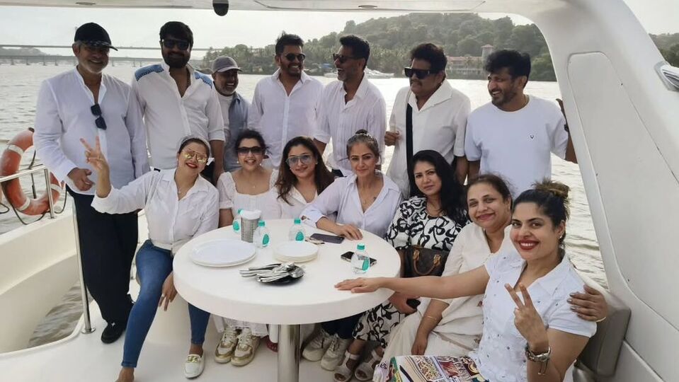 గోవాలో 90s స్టార్స్ రీయూనియన్.. అప్పటి హీరోలు, హీరోయిన్లు ఇప్పుడెలా ఉన్నారో చూడండి.. మీరు ఎంతమందిని గుర్తుపట్టగలరు? గోవాలో 90s స్టార్స్ రీయూనియన్.. అప్పటి హీరోలు, హీరోయిన్లు ఇప్పుడెలా ఉన్నారో చూడండి.. మీరు ఎంతమందిని గుర్తుపట్టగలరు?