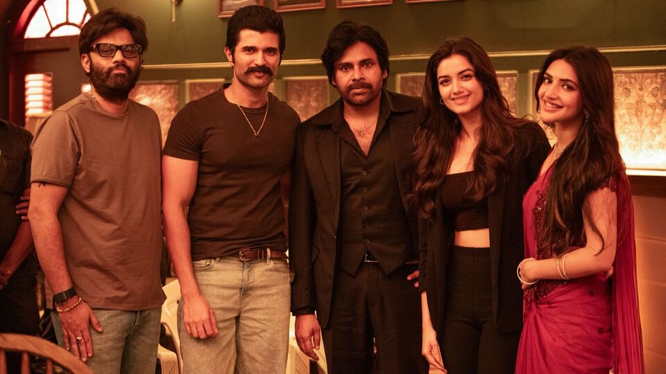 ఉస్తాద్తో రౌడీ బాయ్ విజయ్ దేవరకొండ.. పవన్ కల్యాణ్ బ్లెస్సింగ్స్ తీసుకున్న కింగ్డమ్ టీమ్.. ఫొటో వైరల్ ఉస్తాద్తో రౌడీ బాయ్ విజయ్ దేవరకొండ.. పవన్ కల్యాణ్ బ్లెస్సింగ్స్ తీసుకున్న కింగ్డమ్ టీమ్.. ఫొటో వైరల్