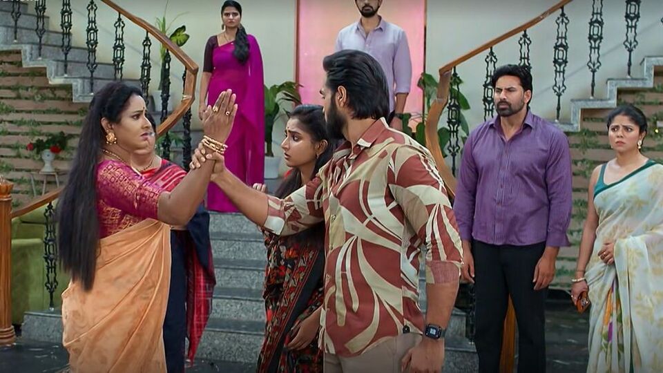 బ్రహ్మముడి ఆగస్ట్ 5 ఎపిసోడ్: రాజ్ను దారుణంగా అవమానించిన కావ్య.. కొట్టబోయిన అపర్ణ.. రాజ్కు మరో యాక్సిడెంట్ బ్రహ్మముడి ఆగస్ట్ 5 ఎపిసోడ్: రాజ్ను దారుణంగా అవమానించిన కావ్య.. కొట్టబోయిన అపర్ణ.. రాజ్కు మరో యాక్సిడెంట్