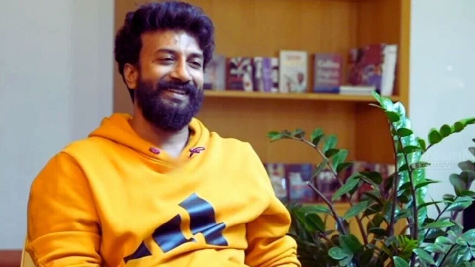 నాకు బోట్ డ్రైవ్ చేయడం రాదు.. నేను, విజయ్ దేవరకొండ చెట్ల కొమ్మల్లోకి వెళ్లిపోయాం.. హీరో సత్యదేవ్ కామెంట్స్ (కింగ్డమ్) నాకు బోట్ డ్రైవ్ చేయడం రాదు.. నేను, విజయ్ దేవరకొండ చెట్ల కొమ్మల్లోకి వెళ్లిపోయాం.. హీరో సత్యదేవ్ కామెంట్స్ (కింగ్డమ్)