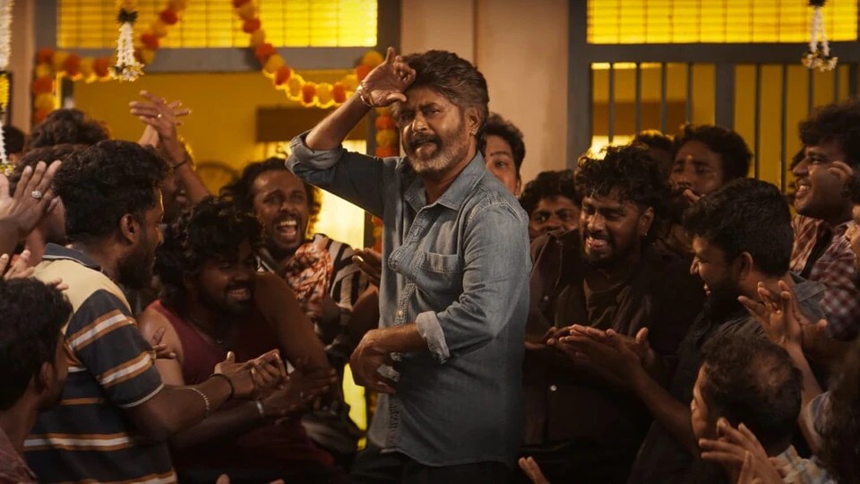 కూలీ టికెట్ల కోసం ఎలా ఎగబడ్డారో చూడండి.. గంటల్లోనే 2 లక్షల టికెట్లు అమ్ముడైపోయాయి.. సూపర్ స్టార్ క్రేజ్ మామూలుగా లేదు కూలీ టికెట్ల కోసం ఎలా ఎగబడ్డారో చూడండి.. గంటల్లోనే 2 లక్షల టికెట్లు అమ్ముడైపోయాయి.. సూపర్ స్టార్ క్రేజ్ మామూలుగా లేదు