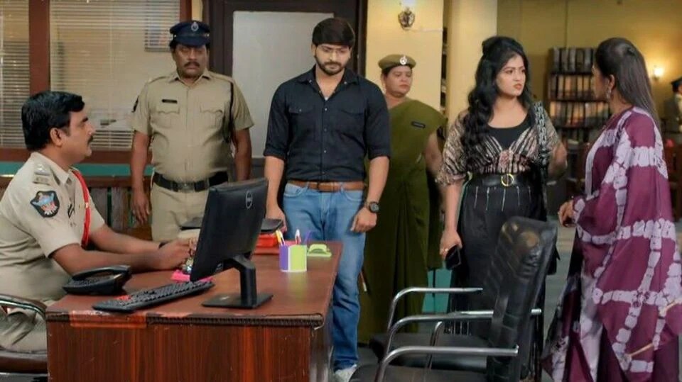 గుండె నిండా గుడి గంటలు టుడే ఎపిసోడ్: పోలీస్ స్టేషన్కు మనోజ్ పంచాయితీ.. కల్పన తరఫున బాలు సాక్షి సంతకం.. రోహిణి షాక్ గుండె నిండా గుడి గంటలు టుడే ఎపిసోడ్: పోలీస్ స్టేషన్కు మనోజ్ పంచాయితీ.. కల్పన తరఫున బాలు సాక్షి సంతకం.. రోహిణి షాక్