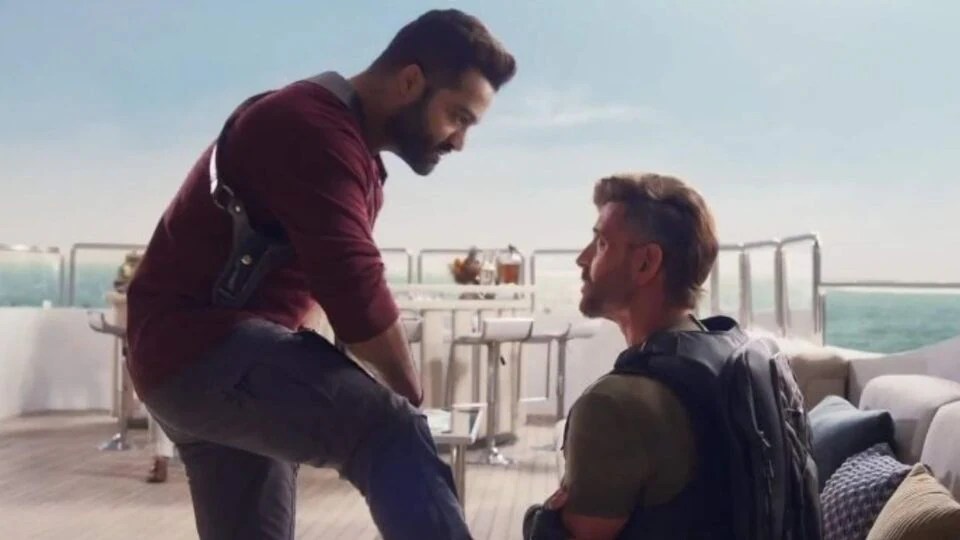 వార్ 2 ట్విటర్ రివ్యూ- ఎన్టీఆర్ డామినేషన్, హృతిక్ రోషన్ యాక్టింగ్ ట్విస్ట్- తారక్ బాలీవుడ్ ఎంట్రీ మూవీకి పాజిటివ్ టాక్ వార్ 2 ట్విటర్ రివ్యూ- ఎన్టీఆర్ డామినేషన్, హృతిక్ రోషన్ యాక్టింగ్ ట్విస్ట్- తారక్ బాలీవుడ్ ఎంట్రీ మూవీకి పాజిటివ్ టాక్