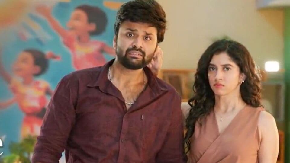 ఓటీటీలోకి తెలుగు రొమాంటిక్ కామెడీ వెబ్ సిరీస్ రాంబో ఇన్ లవ్.. ఓ ఫన్నీ సాంగ్ రిలీజ్.. రాంబో కష్టాలు చూస్తారా? ఓటీటీలోకి తెలుగు రొమాంటిక్ కామెడీ వెబ్ సిరీస్ రాంబో ఇన్ లవ్.. ఓ ఫన్నీ సాంగ్ రిలీజ్.. రాంబో కష్టాలు చూస్తారా?