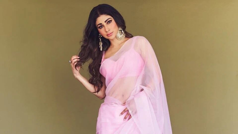 మంచి డాక్టర్కు చూపించుకో.. లేడి నెటిజన్ కామెంట్.. మరి గ్లామర్ బ్యూటి మౌనీ రాయ్ రిప్లై ఏంటో తెలుసా? మంచి డాక్టర్కు చూపించుకో.. లేడి నెటిజన్ కామెంట్.. మరి గ్లామర్ బ్యూటి మౌనీ రాయ్ రిప్లై ఏంటో తెలుసా?
