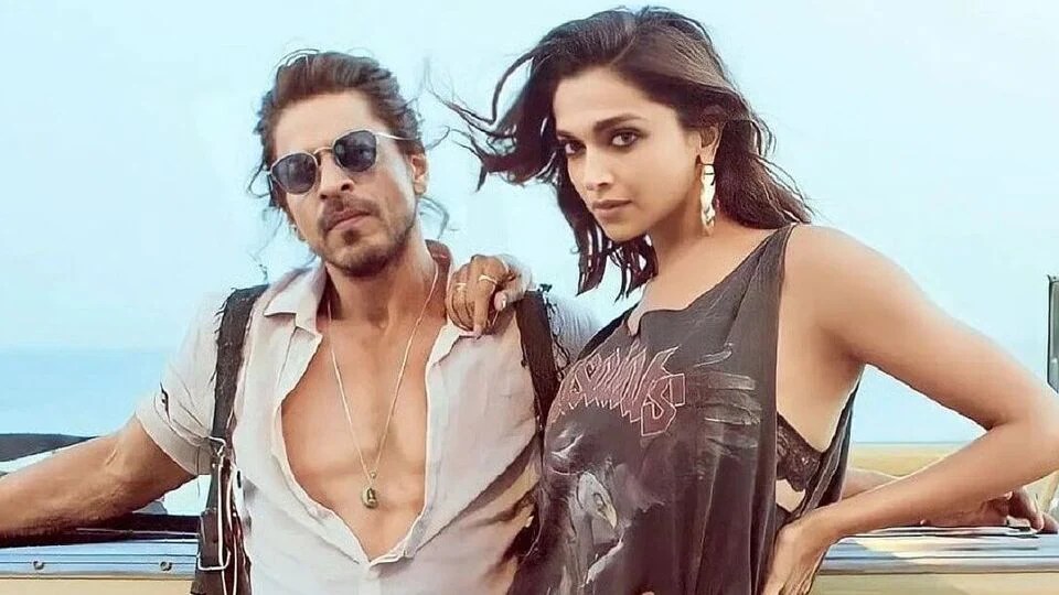 షారుక్ ఖాన్, దీపికా పదుకొణెపై కేసు.. ఎఫ్ఐఆర్ ఫైల్.. యాడ్స్ తో తప్పుదోవ పట్టించారనే ఆరోపణ! షారుక్ ఖాన్, దీపికా పదుకొణెపై కేసు.. ఎఫ్ఐఆర్ ఫైల్.. యాడ్స్ తో తప్పుదోవ పట్టించారనే ఆరోపణ!