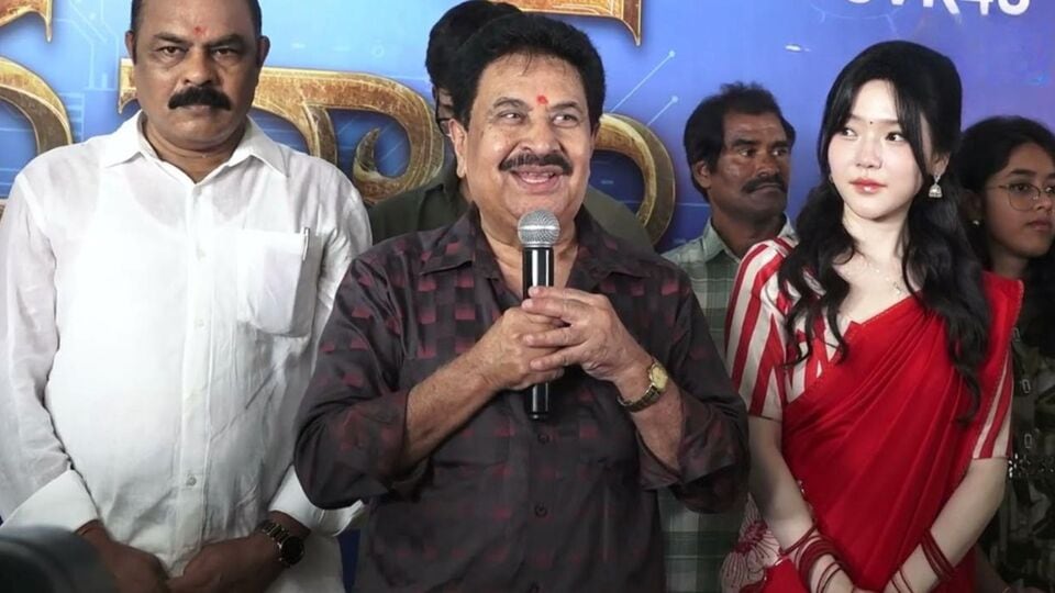 కొరియా వెళ్లి హీరోయిన్ను, విలన్గా మంగోలియన్ ఆర్టిస్ట్ను పెట్టాం.. హీరో ఎవరో అప్పుడే చెప్తాం: నిర్మాత కె అచ్చిరెడ్డి కొరియా వెళ్లి హీరోయిన్ను, విలన్గా మంగోలియన్ ఆర్టిస్ట్ను పెట్టాం.. హీరో ఎవరో అప్పుడే చెప్తాం: నిర్మాత కె అచ్చిరెడ్డి