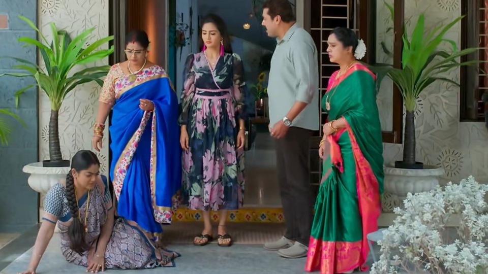 కార్తీక దీపం 2 టుడే ఎపిసోడ్: కాంచన పౌరుషం.. దీపను బయటకు గెంటేసిన జ్యోత్స్న.. దూరంగా వెళ్లిపొమ్మన్న సుమిత్ర కార్తీక దీపం 2 టుడే ఎపిసోడ్: కాంచన పౌరుషం.. దీపను బయటకు గెంటేసిన జ్యోత్స్న.. దూరంగా వెళ్లిపొమ్మన్న సుమిత్ర
