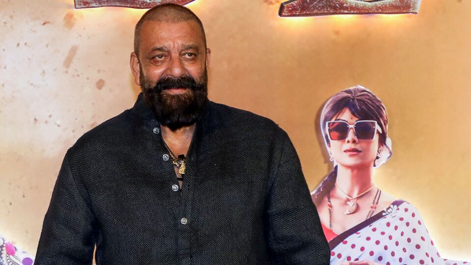 జైల్లో థియేటర్ గ్రూప్.. మర్డర్లు చేసిన వాళ్లే యాక్టర్లు.. నేను డైరెక్టర్: జైలు లైఫ్ పై సంజయ్ దత్ సంచలన కామెంట్లు జైల్లో థియేటర్ గ్రూప్.. మర్డర్లు చేసిన వాళ్లే యాక్టర్లు.. నేను డైరెక్టర్: జైలు లైఫ్ పై సంజయ్ దత్ సంచలన కామెంట్లు