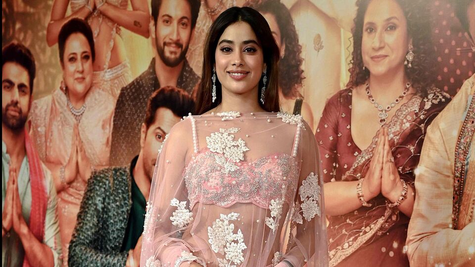 పర్మిషన్ లేకుండా నా ఏఐ ఫొటోలను వైరల్ చేస్తున్నారు.. కామన్ పీపుల్ ఏమనుకుంటారు?.. జాన్వీ కపూర్ ఆందోళన పర్మిషన్ లేకుండా నా ఏఐ ఫొటోలను వైరల్ చేస్తున్నారు.. కామన్ పీపుల్ ఏమనుకుంటారు?.. జాన్వీ కపూర్ ఆందోళన