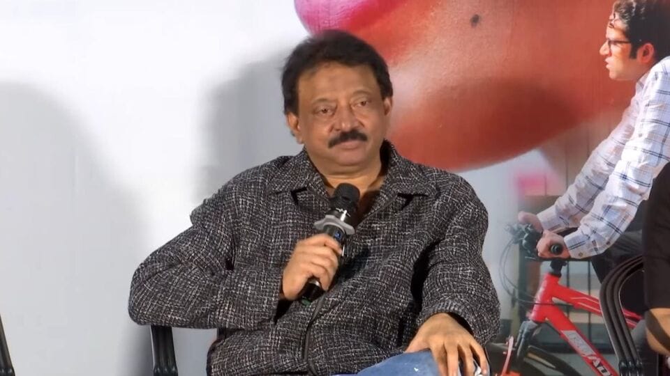 సంఘ విద్రోహ శక్తులు విద్యార్థులను దోపిడీ చేస్తున్నట్లు చూపించాం.. శివ రీ రిలీజ్ సందర్భంగా రామ్ గోపాల్ వర్మ కామెంట్స్ సంఘ విద్రోహ శక్తులు విద్యార్థులను దోపిడీ చేస్తున్నట్లు చూపించాం.. శివ రీ రిలీజ్ సందర్భంగా రామ్ గోపాల్ వర్మ కామెంట్స్