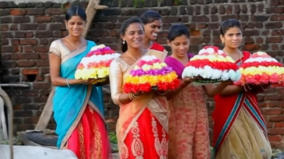 సూపర్ హిట్ మంగ్లీ బతుకమ్మ పాట - 11 కోట్ల వ్యూస్ - సింగిడిలో రంగులనే సాంగ్ లిరిక్స్ - ఆడపడుచులూ పాడేయండి సూపర్ హిట్ మంగ్లీ బతుకమ్మ పాట - 11 కోట్ల వ్యూస్ - సింగిడిలో రంగులనే సాంగ్ లిరిక్స్ - ఆడపడుచులూ పాడేయండి