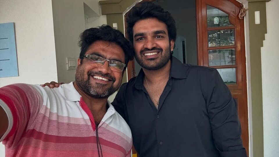 డైరెక్టర్ గా సుకుమార్ మరో శిష్యుడు.. కిరణ్ అబ్బవరంతో క్రైమ్ థ్రిల్లర్ మూవీ.. పుష్ప సినిమాలకు పని చేసిన వీరా! డైరెక్టర్ గా సుకుమార్ మరో శిష్యుడు.. కిరణ్ అబ్బవరంతో క్రైమ్ థ్రిల్లర్ మూవీ.. పుష్ప సినిమాలకు పని చేసిన వీరా!