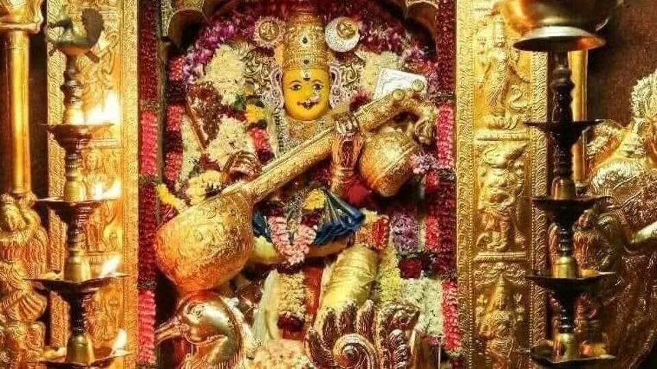 అజ్ఞానాన్ని పారద్రోలి జ్ఞానజ్యోతిని వెలిగించే జ్ఞానప్రదాయిని శ్రీసరస్వతీదేవి! అజ్ఞానాన్ని పారద్రోలి జ్ఞానజ్యోతిని వెలిగించే జ్ఞానప్రదాయిని శ్రీసరస్వతీదేవి!