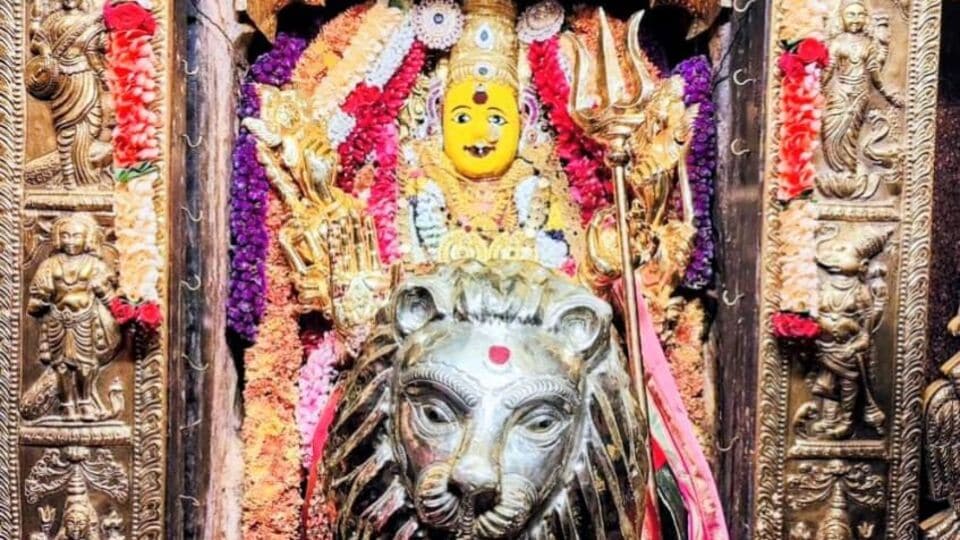 దుర్గా దేవి అలంకారం విశిష్టత: కనదుర్గమ్మ ముఖంలో కనిపించే దివ్య కాంతి, మన కష్టాలను తొలగించే శక్తి! దుర్గా దేవి అలంకారం విశిష్టత: కనదుర్గమ్మ ముఖంలో కనిపించే దివ్య కాంతి, మన కష్టాలను తొలగించే శక్తి!