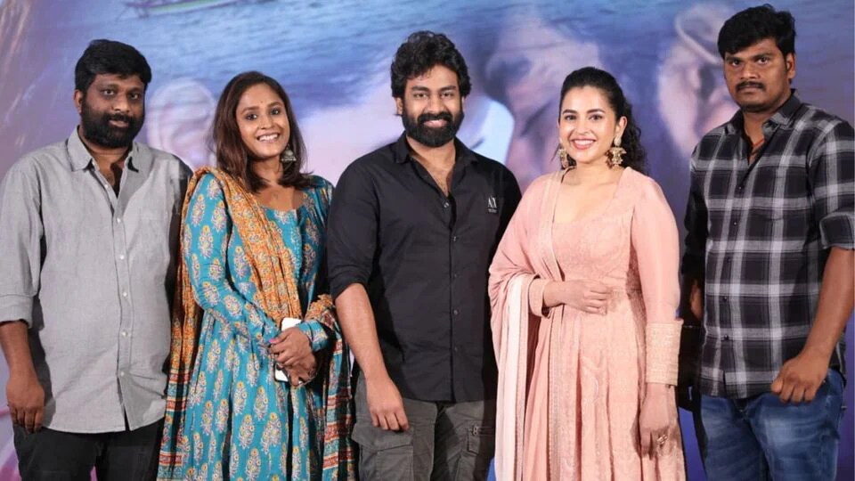 ఇలాంటి క్లైమాక్స్ తెలుగులో ఇంతవరకు చూడలేదు.. మూవీ పూర్తి కాకముందే రైట్స్ అన్ని అమ్ముడుపోయాయి: శశివదనే నిర్మాత అహితేజ ఇలాంటి క్లైమాక్స్ తెలుగులో ఇంతవరకు చూడలేదు.. మూవీ పూర్తి కాకముందే రైట్స్ అన్ని అమ్ముడుపోయాయి: శశివదనే నిర్మాత అహితేజ