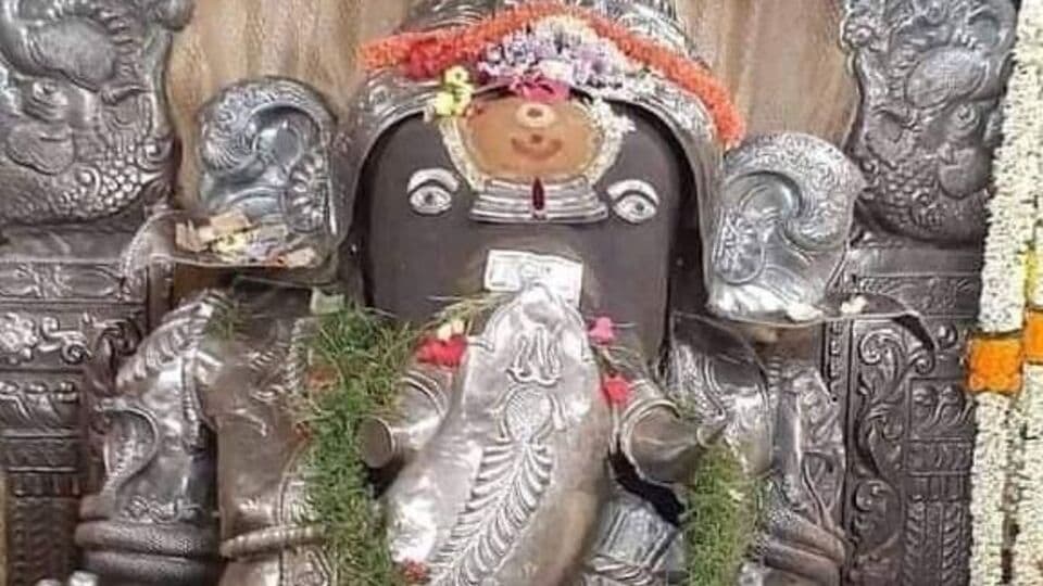 ప్రతీ ఏటా పెరిగే వినాయకుడు, చెవిలో కోరికలు చెప్తే నెరవేరుతాయి.. ఈ ఆలయం ఎక్కడుందో తెలుసా? ప్రతీ ఏటా పెరిగే వినాయకుడు, చెవిలో కోరికలు చెప్తే నెరవేరుతాయి.. ఈ ఆలయం ఎక్కడుందో తెలుసా?