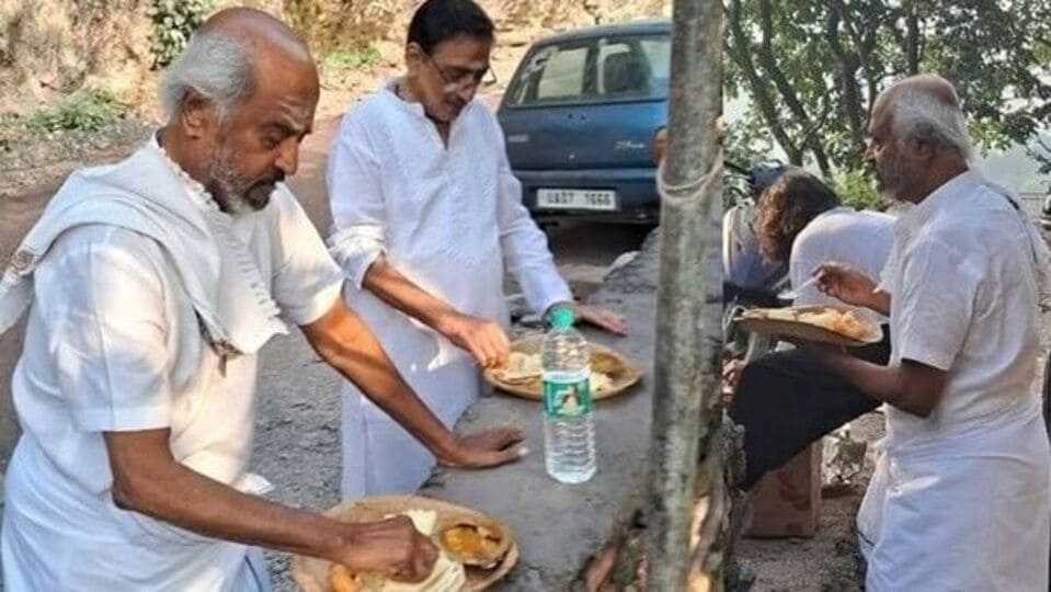 ఇది కదా తలైవా అంటే..ఆశ్రమంలో బస..రోడ్డు పక్కన భోజనం..మరోసారి సింప్లిసిటీ చాటుకున్న రజనీకాంత్.. జైలర్ 2 షూటింగ్ లో బ్రేక్ ఇది కదా తలైవా అంటే..ఆశ్రమంలో బస..రోడ్డు పక్కన భోజనం..మరోసారి సింప్లిసిటీ చాటుకున్న రజనీకాంత్.. జైలర్ 2 షూటింగ్ లో బ్రేక్