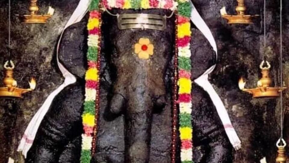 ఈ ఆలయానికి వెళ్తే ఎలాంటి కోరికైనా నెరవేరుతుంది.. మరి ఈ రూపాయి గణపతి ఆలయం ఎక్కడ ఉందో తెలుసా? ఈ ఆలయానికి వెళ్తే ఎలాంటి కోరికైనా నెరవేరుతుంది.. మరి ఈ రూపాయి గణపతి ఆలయం ఎక్కడ ఉందో తెలుసా?