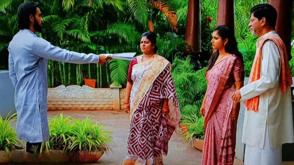 బ్రహ్మముడి అక్టోబర్ 14 ఎపిసోడ్: రాజ్ను ఏకేసిన మీడియా- దుగ్గిరాల ఇంటి పరువు గోవిందా- కుటుంబం నిరాహార దీక్ష బ్రహ్మముడి అక్టోబర్ 14 ఎపిసోడ్: రాజ్ను ఏకేసిన మీడియా- దుగ్గిరాల ఇంటి పరువు గోవిందా- కుటుంబం నిరాహార దీక్ష
