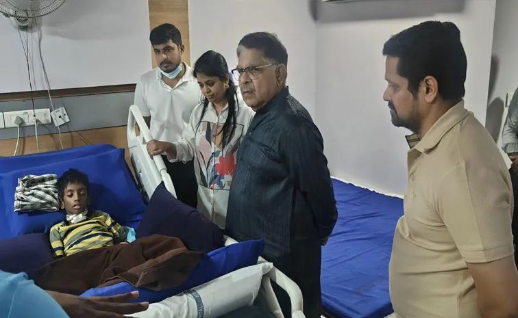 శ్రీతేజ్ను పరామర్శించిన నిర్మాత అల్లు అరవింద్, బన్నీవాసు శ్రీతేజ్ను పరామర్శించిన నిర్మాత అల్లు అరవింద్, బన్నీవాసు
