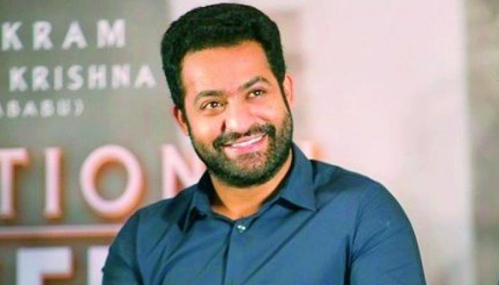దుబాయ్ వెళ్లి ఆటో హారన్ కొన్న ఎన్టీఆర్, ఇదేం విచిత్రం.. కారణం తెలిస్తే నోరెళ్లబెట్టాల్సిందే దుబాయ్ వెళ్లి ఆటో హారన్ కొన్న ఎన్టీఆర్, ఇదేం విచిత్రం.. కారణం తెలిస్తే నోరెళ్లబెట్టాల్సిందే