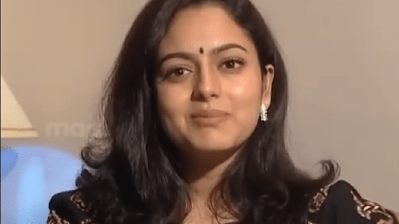 సౌందర్య మొదటిసారి వృద్ధురాలిగా నటించిన సినిమా ఏంటో తెలుసా? 30వేల మంది మధ్య మర్చిపోలేని సంఘటన సౌందర్య మొదటిసారి వృద్ధురాలిగా నటించిన సినిమా ఏంటో తెలుసా? 30వేల మంది మధ్య మర్చిపోలేని సంఘటన