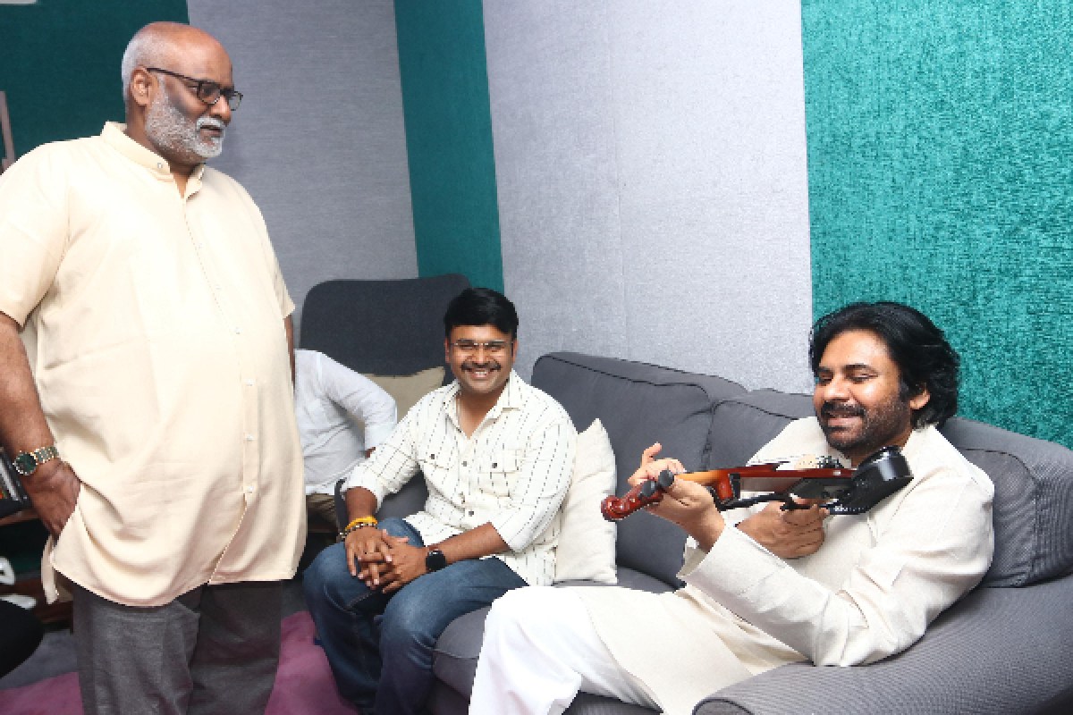 అసుర హననం, మనలోని పౌరుషం.. `హరిహర వీరమల్లు`లోని పాటని కీరవాణిపై పవన్ కళ్యాణ్ ప్రశంసలు అసుర హననం, మనలోని పౌరుషం.. `హరిహర వీరమల్లు`లోని పాటని కీరవాణిపై పవన్ కళ్యాణ్ ప్రశంసలు