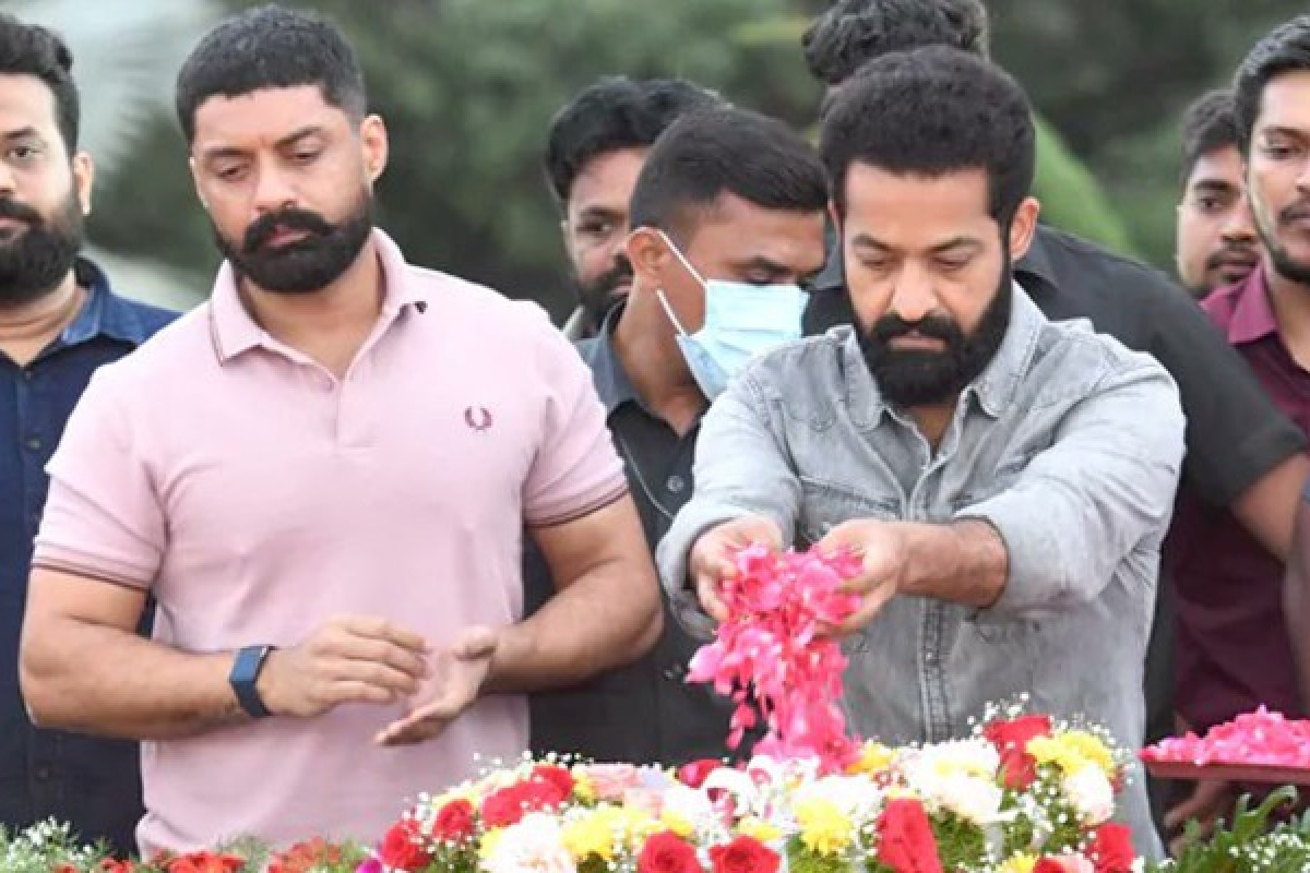 ఎన్టీఆర్ 102వ జయంతి: నివాళి అర్పించిన జూ.ఎన్టీఆర్, కళ్యాణ్ రామ్.. ఎమోషనల్ గా కనిపించిన నందమూరి బ్రదర్స్ ఎన్టీఆర్ 102వ జయంతి: నివాళి అర్పించిన జూ.ఎన్టీఆర్, కళ్యాణ్ రామ్.. ఎమోషనల్ గా కనిపించిన నందమూరి బ్రదర్స్