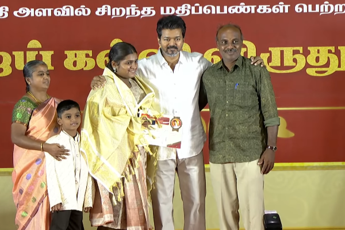 600కి 599 మార్కులు.. విద్యార్థినికి వజ్రాల కమ్మలు గిఫ్ట్ గా ఇచ్చిన దళపతి విజయ్ 600కి 599 మార్కులు.. విద్యార్థినికి వజ్రాల కమ్మలు గిఫ్ట్ గా ఇచ్చిన దళపతి విజయ్