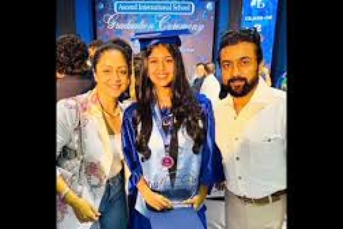 చదువులో దూసుకుపోతున్న సూర్య కూతురు, గ్రాడ్యుయేషన్ వేడుకలో స్టార్ హీరో దంపతుల సందడి చదువులో దూసుకుపోతున్న సూర్య కూతురు, గ్రాడ్యుయేషన్ వేడుకలో స్టార్ హీరో దంపతుల సందడి