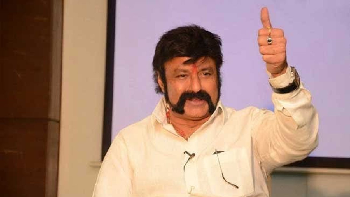 19 సినిమాల్లో డబుల్ రోల్స్, వరుసగా వంద కోట్ల చిత్రాలతో రచ్చ.. బాలయ్య కెరీర్లో అరుదైన రికార్డులు 19 సినిమాల్లో డబుల్ రోల్స్, వరుసగా వంద కోట్ల చిత్రాలతో రచ్చ.. బాలయ్య కెరీర్లో అరుదైన రికార్డులు