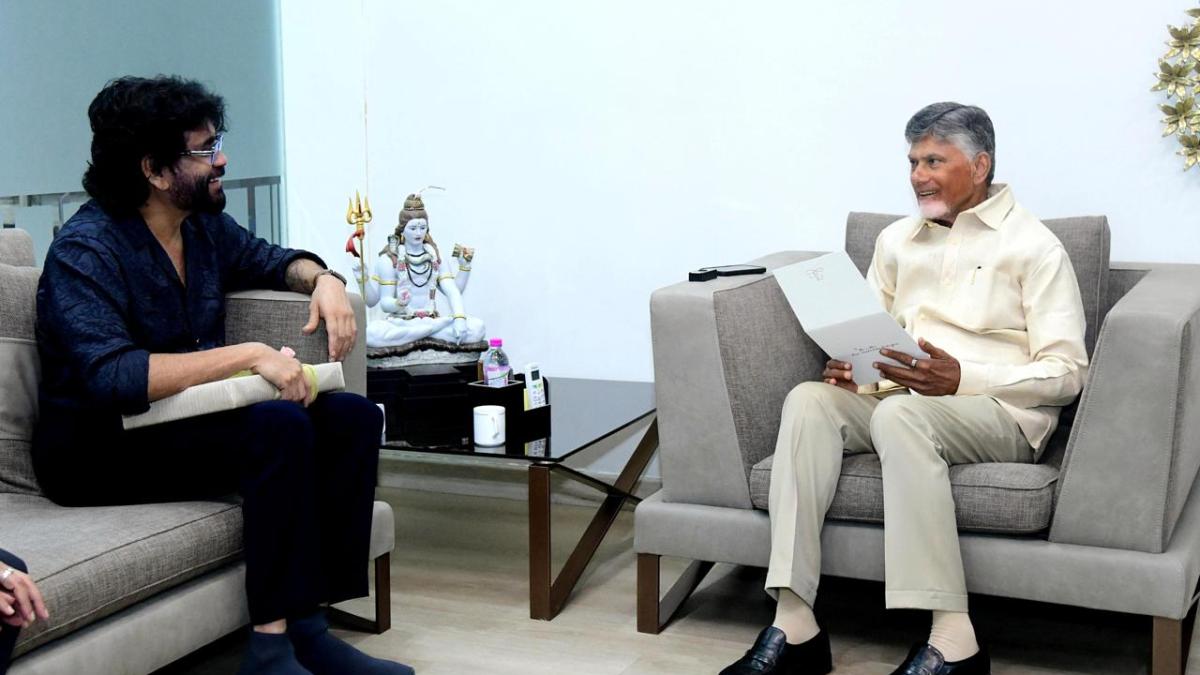 ఏపీ సీఎం చంద్రబాబును కలిసిన నాగార్జున, అఖిల్ పెళ్లికి ఆహ్వానం ఏపీ సీఎం చంద్రబాబును కలిసిన నాగార్జున, అఖిల్ పెళ్లికి ఆహ్వానం