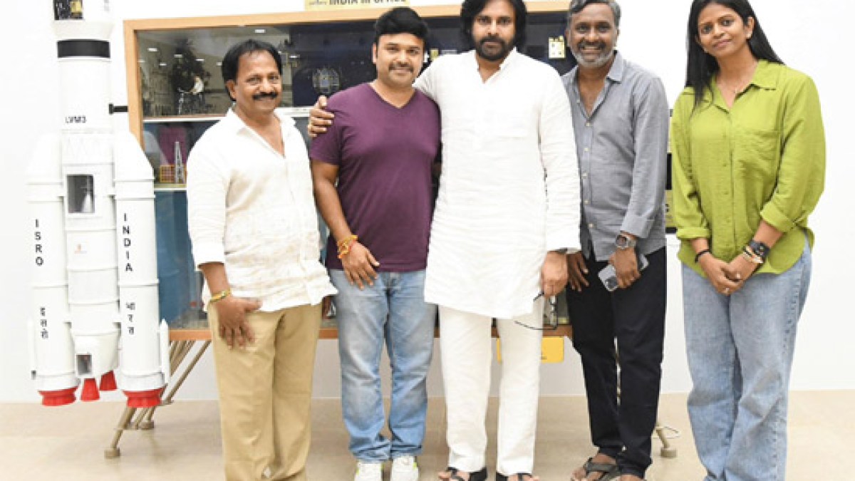 హరిహర వీరమల్లు నిర్మాతను ఆర్థికంగా ఆదుకున్న పవన్ కళ్యాణ్, ఎన్ని కోట్లు ఇచ్చాడంటే? హరిహర వీరమల్లు నిర్మాతను ఆర్థికంగా ఆదుకున్న పవన్ కళ్యాణ్, ఎన్ని కోట్లు ఇచ్చాడంటే?