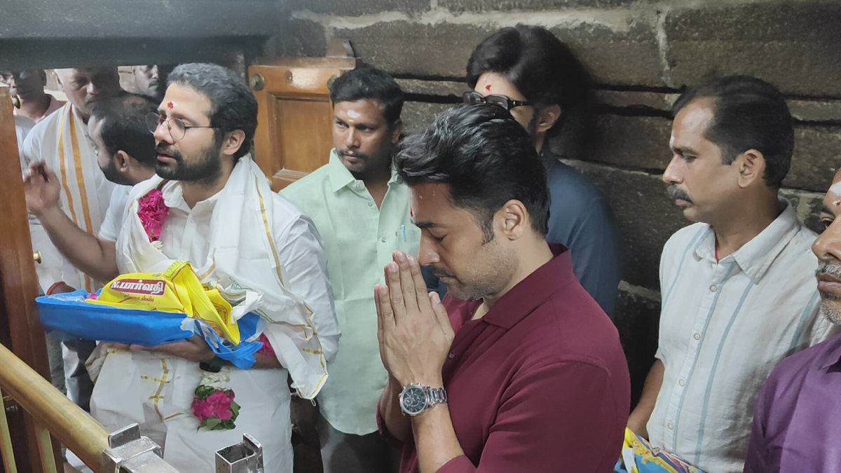 Suriya: పళని మురుగన్ ఆలయాన్ని సందర్శించిన హీరో సూర్య, venky atluri.. పంచెకట్టు లుక్ అదిరిందిగా Suriya: పళని మురుగన్ ఆలయాన్ని సందర్శించిన హీరో సూర్య, venky atluri.. పంచెకట్టు లుక్ అదిరిందిగా