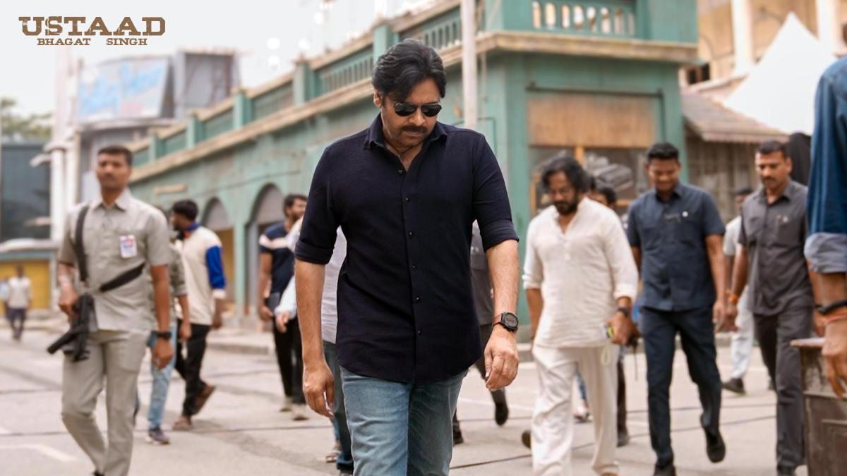 ఉస్తాద్ సెట్లోకి పవన్ కళ్యాణ్ పవర్ ఫుల్ ఎంట్రీ, ఇక ఫ్యాన్స్ కు పూనకాలే ఉస్తాద్ సెట్లోకి పవన్ కళ్యాణ్ పవర్ ఫుల్ ఎంట్రీ, ఇక ఫ్యాన్స్ కు పూనకాలే