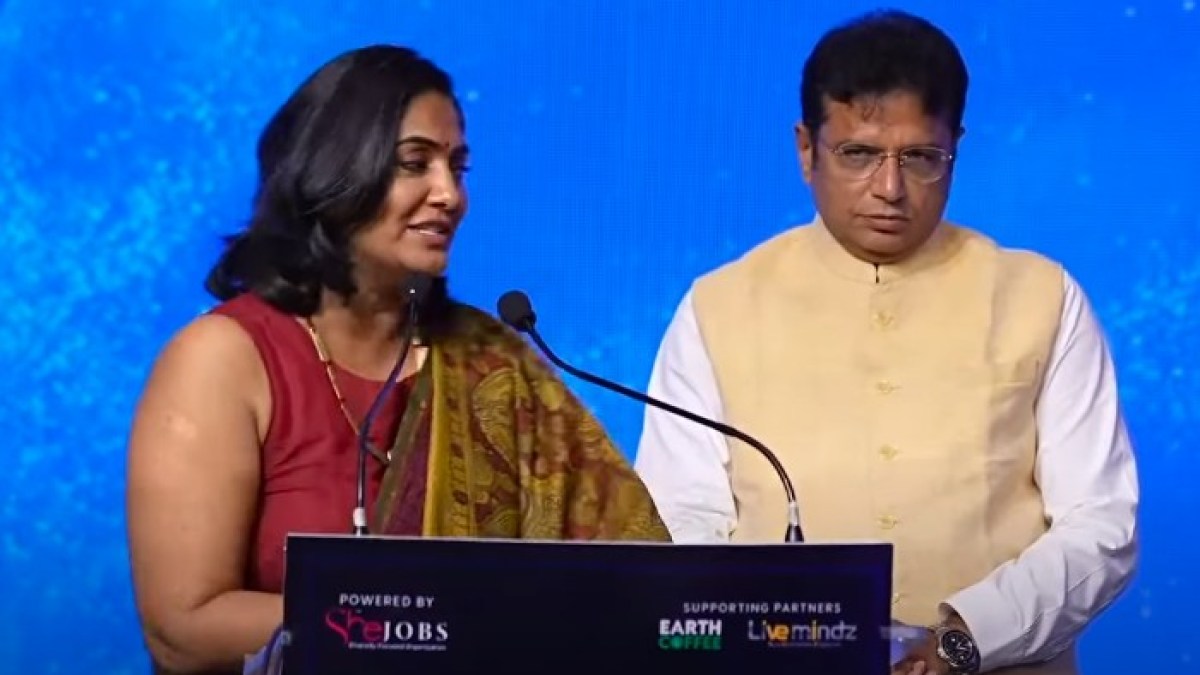 శ్రీలీల కోసం మంత్రి ప్రసంగాన్ని ఆపేసిన యాంకర్, ఇదేం పిచ్చి పని అంటూ ట్రోలింగ్ శ్రీలీల కోసం మంత్రి ప్రసంగాన్ని ఆపేసిన యాంకర్, ఇదేం పిచ్చి పని అంటూ ట్రోలింగ్