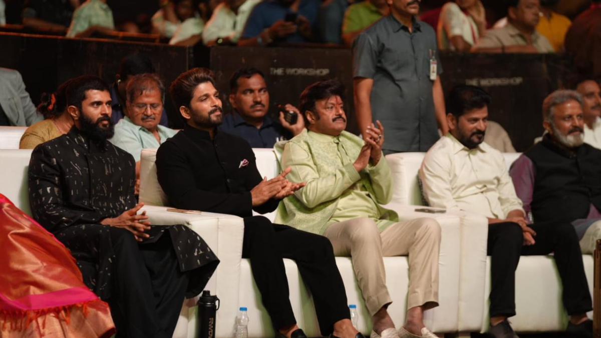 గద్దర్ ఫిల్మ్ అవార్డు వేడుకలో పక్క పక్కనే సీఎం రేవంత్ రెడ్డి, అల్లు అర్జున్, బాలయ్య.. స్టార్స్ సందడి (ఫోటోలు) గద్దర్ ఫిల్మ్ అవార్డు వేడుకలో పక్క పక్కనే సీఎం రేవంత్ రెడ్డి, అల్లు అర్జున్, బాలయ్య.. స్టార్స్ సందడి (ఫోటోలు)